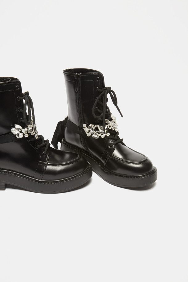 "Dazzling boots(블랙)"는 페미닌하고 시크한 무드를 연출하는 여성 부츠입니다. 라운드 토우 디자인에 미들힐 청키힐을 사용하여 편안함과 스타일을 동시에 잡았습니다. 소가죽 소재로 제작되어 고급스러움을 더하고, 은은한 광택감이 돋보입니다. 탈부착 가능한 주얼리 장식 끈, 진주와 크리스털 디테일이 돋보이며, 사이드 지퍼와 레이스업으로 간편하게 착용할 수 있습니다. 데이트룩, 모임룩, 소개팅룩 등 다양한 TPO에 시크, 클래식, 미니멀한 스타일을 완성해보세요.
