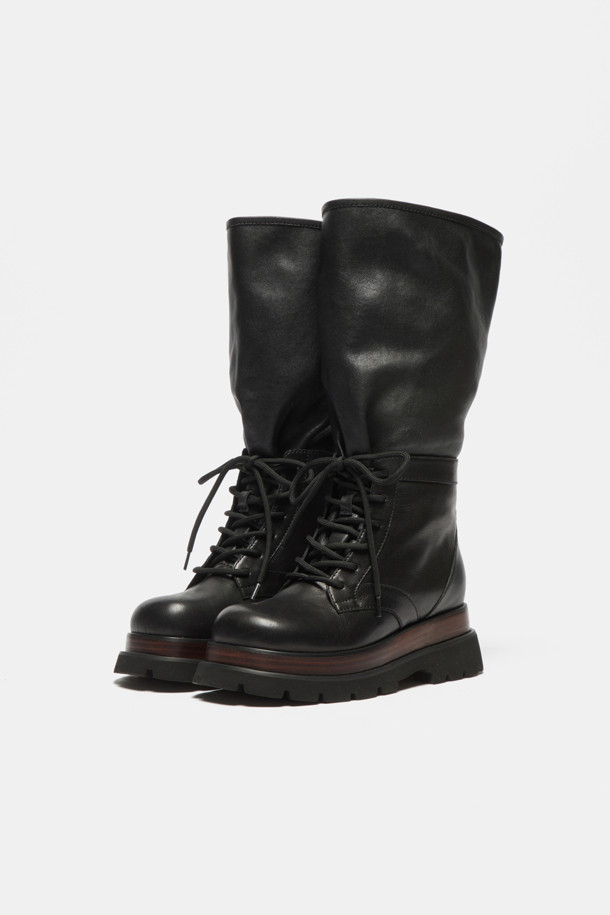 A라인 레이스업 부츠(블랙)는 세련된 스타일을 완성하는 여성 부츠입니다. 부드러운 소가죽 소재에 은은한 광택감을 더해 고급스러운 분위기를 연출하며, 상단이 여유있게 벌어지는 A라인 실루엣이 특징입니다. 미드솔 배색으로 포인트를 더하고 롱 레이스업 디자인으로 종아리를 감싸는 연출이 가능합니다. 라운드 앞코와 통굽 디자인으로 편안한 착용감을 제공하며, 가을/겨울 시즌 출근룩과 모임룩에 시크하고 클래식한 매력을 더합니다. 사이즈 조절이 가능한 레이스업 부츠는 미니멀한 스타일을 즐기는 여성분들께 추천합니다.
