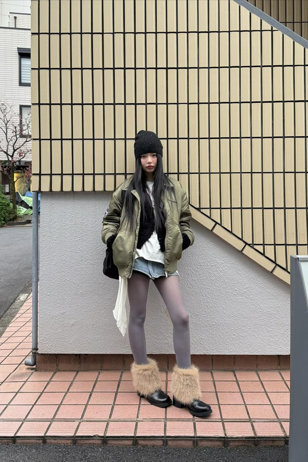 Furridge 앵클 부츠(black)는 여성분들을 위한 겨울철 필수 아이템입니다. 부드러운 소가죽과 포근한 페이크 퍼 안감으로 제작되어 따뜻하고 포근한 착용감을 선사합니다. 라운드 스퀘어 앞코 디자인과 클래식한 실루엣은 세련된 무드를 연출하며, 출근룩, 미니멀, 시크 스타일에도 잘 어울립니다. 경량 몰드 아웃솔로 편안한 착화감을 제공하며, 블랙과 라이트 베이지 컬러로 만나볼 수 있습니다.
