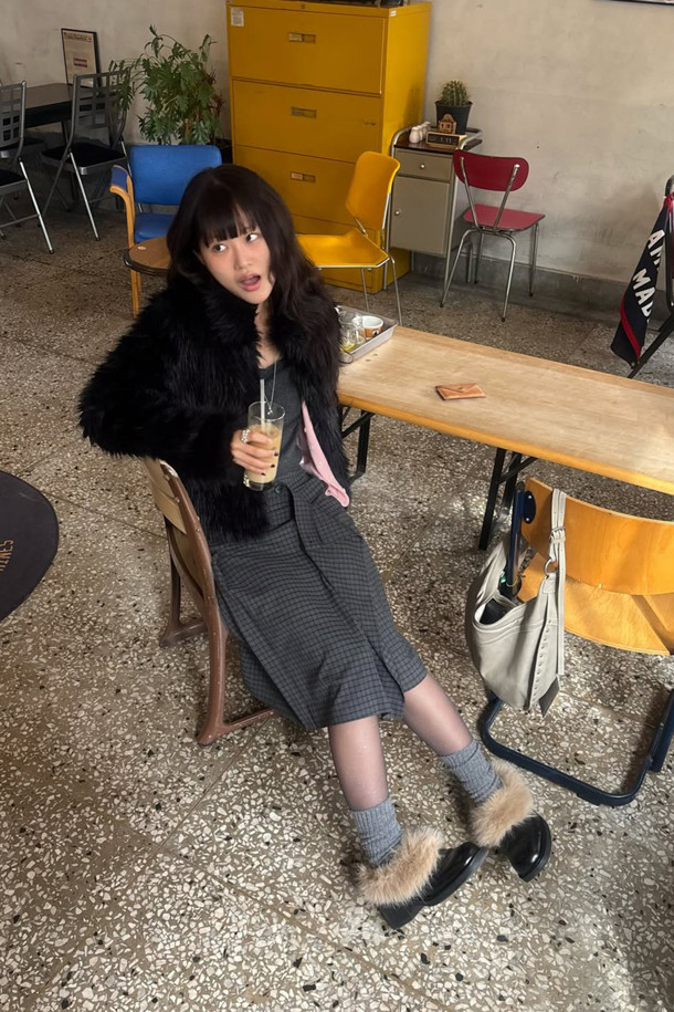 Furridge 로퍼(블랙)는 여성 고객을 위한 신발로, 가을과 겨울에 따뜻하게 신을 수 있도록 디자인되었습니다. 소가죽과 페이크 퍼 소재를 사용하여 부드러운 착용감을 제공하며, 안감과 인솔에도 퍼를 적용하여 보온성을 높였습니다. 라운드 스퀘어 앞코 디자인과 플랫 굽으로 편안함을 강조했으며, 클래식한 실루엣과 무지 패턴은 다양한 스타일 연출에 용이합니다. 슬립온 형태로 간편하게 착용 가능하며, 퍼 장식이 탑라인에 포인트를 더해 세련된 느낌을 선사합니다. 출근룩과 모임룩은 물론, 미니멀, 캐주얼 등 폭넓은 스타일을 소화할 수 있습니다.
