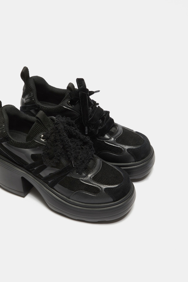 세련된 스타일을 완성하는 Sporty platform 스니커즈 (블랙)입니다. 양가죽, 합성가죽, 코듀로이, 골지 소재가 조화롭게 어우러져 고급스러운 룩을 선사합니다. 미니멀, 캐주얼, 클래식 스타일을 즐겨 입는 여성분들에게 추천하며, 통굽과 청키힐 디자인으로 트렌디함을 더했습니다. 골지 패턴과 플랫폼, 청키슈즈 특징이 돋보이며, 일상에서 편안하고 스타일리시하게 착용할 수 있습니다.
