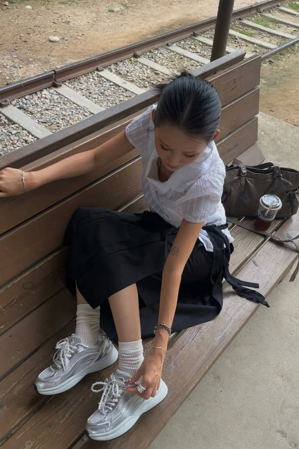 2025 딜라이트 스니커즈(실버)는 여성 고객을 위한 사계절용 여성 운동화입니다. 라운드 앞코 디자인에 가볍고 통기성이 좋은 합성가죽과 메시 소재를 사용하여 편안한 착용감을 제공합니다. 플랫 굽에 무지 패턴으로, 페미닌하면서도 클래식한 스타일을 연출하며, 일상 속 동네 마실룩에 적합합니다. 탈부착 가능한 진주 장식이 돋보이며 클래식 러너 실루엣과 레이스업 신발 여밈으로, 미니멀하고 캐주얼한 스타일을 완성합니다.
