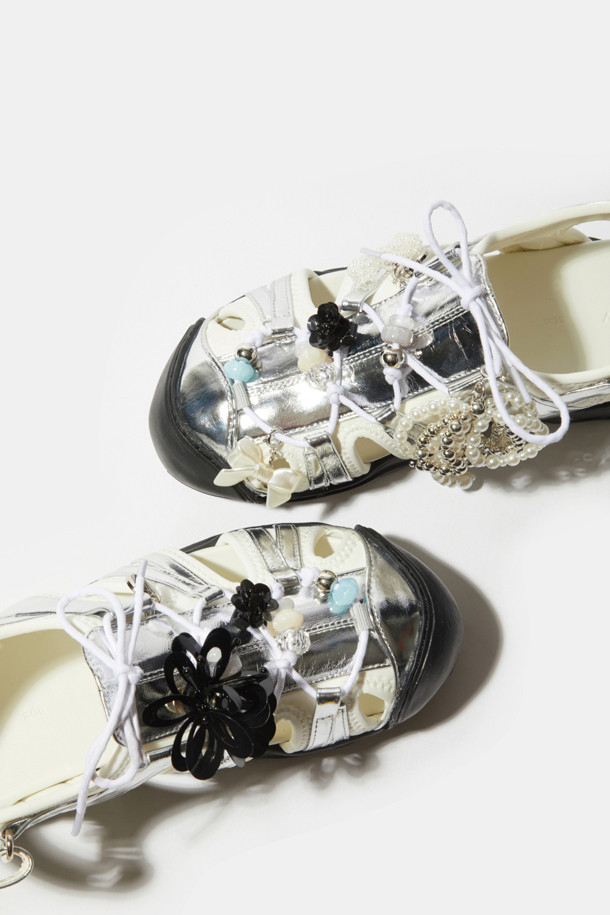 슈토핑 세트(블랙)는 큐빅과 스팽글 장식이 돋보이는 신발 액세서리입니다. 클립형으로 간편하게 부착하여 신발에 포인트를 줄 수 있으며, 큐빅 꽃과 스팽글 꽃 장식이 여성스러운 분위기를 더합니다. 데이트룩, 쇼핑룩, 모임룩 등 다양한 TPO에 활용 가능하며, 걸리시, 미니멀, 클래식 스타일을 즐겨 입는 분들께 추천합니다. 블랙 컬러로 어떤 신발에도 잘 어울려 스타일을 완성해 보세요.
