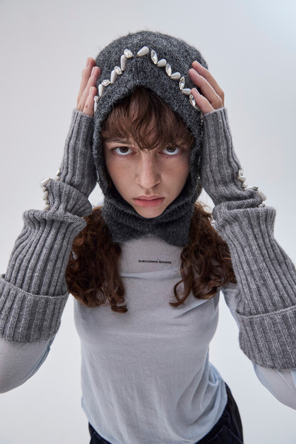 "Jewelry 바라클라바(grey)"는 부드러운 니트 소재로 제작되어 포근한 착용감을 선사합니다. 깊은 모자 깊이와 톡톡한 두께감으로 겨울철 방한에 효과적이며, 일상에서도 스타일리시하게 연출할 수 있습니다. 후드 라인에 진주와 보석 장식이 더해져 유니크한 무드를 연출하며, 심플한 실루엣으로 어떤 스타일에도 잘 어울립니다. 미니멀하면서도 클래식한 디자인으로, 여성분들의 겨울철 패션에 포인트를 더해줄 아이템입니다. 그레이 컬러로 다양한 의상과 매치하기 용이합니다.
