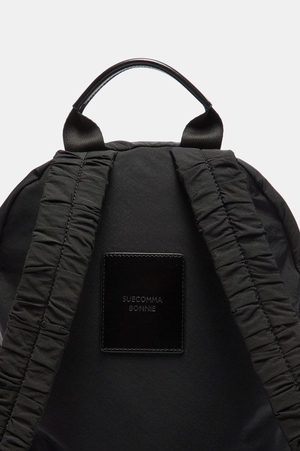 뉴 플라워 밤 백팩(블랙)은 가볍고 내구성이 좋은 나일론 소재로 제작되어 일상에서 편안하게 사용할 수 있습니다. 캐주얼하면서도 세련된 스타일을 연출하며, 전면의 꽃 장식과 러플 디테일이 여성스러운 포인트를 더합니다. 가방 하단의 고리를 활용하여 실루엣 변형이 가능하여, TPO에 따라 다양한 스타일을 연출할 수 있습니다. 동네 마실룩이나 쇼핑룩에 매치하여 걸리시하고 미니멀한 무드를 완성해보세요. 데일리룩에 포인트를 더할 수 있는 실용적인 백팩입니다.
