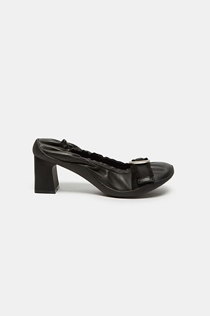Shirred buckle pump(black)