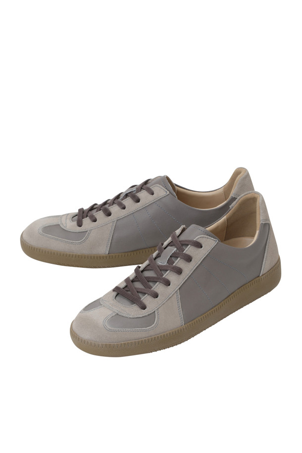 [series;] 톤온톤 믹스 스니커즈는 부드러운 소가죽과 스웨이드 소재를 사용하여 제작된 남성용 스니커즈입니다. 그레이 컬러의 무지 디자인으로, 캐주얼, 미니멀, 클래식 스타일 모두 소화 가능합니다. 발등 웨빙 스트랩으로 실루엣을 조절하여 편안한 착용감을 제공하며, 유연한 터치감과 미끄럼 방지 솔기 창이 특징입니다. 데이트룩, 쇼핑룩 등 다양한 TPO에 매치하여 스타일리시함을 연출할 수 있습니다. 사계절 내내 활용하기 좋은 아이템입니다.
