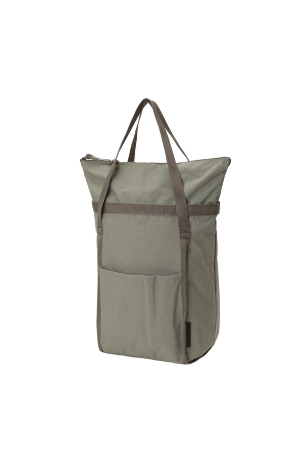 [series;] 나일론 라지 토트백은 넉넉한 수납공간과 세련된 디자인을 갖춘 남성용 토트백입니다. 튼튼한 나일론 소재에 사각 형태, 무지 디자인으로 제작되어 미니멀, 클래식, 시티보이 스타일을 추구하는 분들께 적합합니다. 라인 스트랩 디테일과 로고 가죽 패치가 은은한 포인트를 더하며, 앞면 포켓, 내부 분리 포켓, 컬러 안감, 그리고 접이식 상단 디자인으로 실용성을 높였습니다. 지퍼형 잠금 방식으로 내용물을 안전하게 보관할 수 있으며, 출근룩, 비즈니스 캐주얼, 여행룩 등 다양한 TPO에 매치하기 좋습니다.
