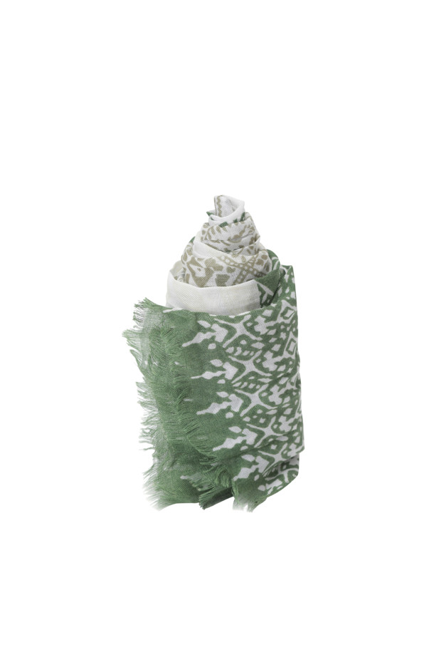 [series;] 중기장 패턴 머플러는 그린, 화이트 두 가지 색상으로 출시된 공용 머플러입니다. 레이온 소재로 제작되어 가볍고 부드러운 촉감을 자랑하며, 얇은 두께감으로 봄, 여름 시즌에 시원하게 착용할 수 있습니다. 패턴 디자인과 프린지 장식이 더해져 캐주얼, 미니멀, 리조트 스타일 모두 소화 가능하며, 동네 마실룩, 카페룩, 여행룩 등 다양한 TPO에 활용하기 좋습니다. 함께 제공되는 연출법 페이퍼를 참고하여 자신만의 스타일을 완성해보세요.
