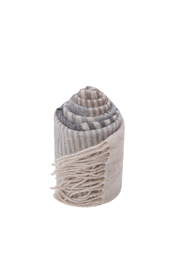 [series;] 믹스 스트라이프 울 머플러는 다양한 컬러감의 멀티 스트라이프 디자인으로 제작되었습니다. 울 혼방 소재로 부드러운 촉감을 선사하며, 가을, 겨울 시즌 보온성을 높여줍니다. 적당한 너비와 긴 길이감으로 가을 나들이룩, 겨울 데일리룩, 산책룩 등 다양한 TPO에 활용하기 좋습니다. 클래식, 캐주얼, 미니멀 스타일 모두 소화 가능하며, 프린지 장식으로 포인트를 더했습니다.
