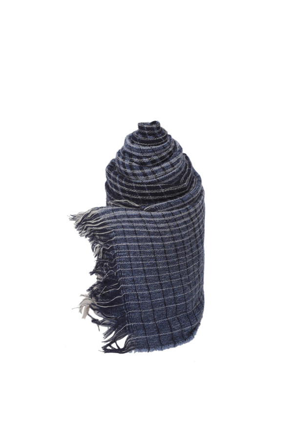 [series;] 블루 그라데이션 체크 머플러는 울과 레이온 혼방 소재로 제작되어 부드러운 촉감을 선사합니다. 블루 컬러를 바탕으로 체크 패턴과 그라데이션 디자인이 조화롭게 어우러져 세련된 느낌을 줍니다. 와이드한 너비와 롱한 길이감으로 다양한 스타일 연출이 가능하며, 프린지 장식이 포인트를 더합니다. 가을, 겨울철 데일리룩, 산책룩, 데이트룩 등 다양한 TPO에 활용하기 좋으며, 클래식, 미니멀, 캐주얼 스타일 모두 소화 가능합니다. 동봉된 연출법 페이퍼를 참고하여 나만의 개성을 표현해보세요.
