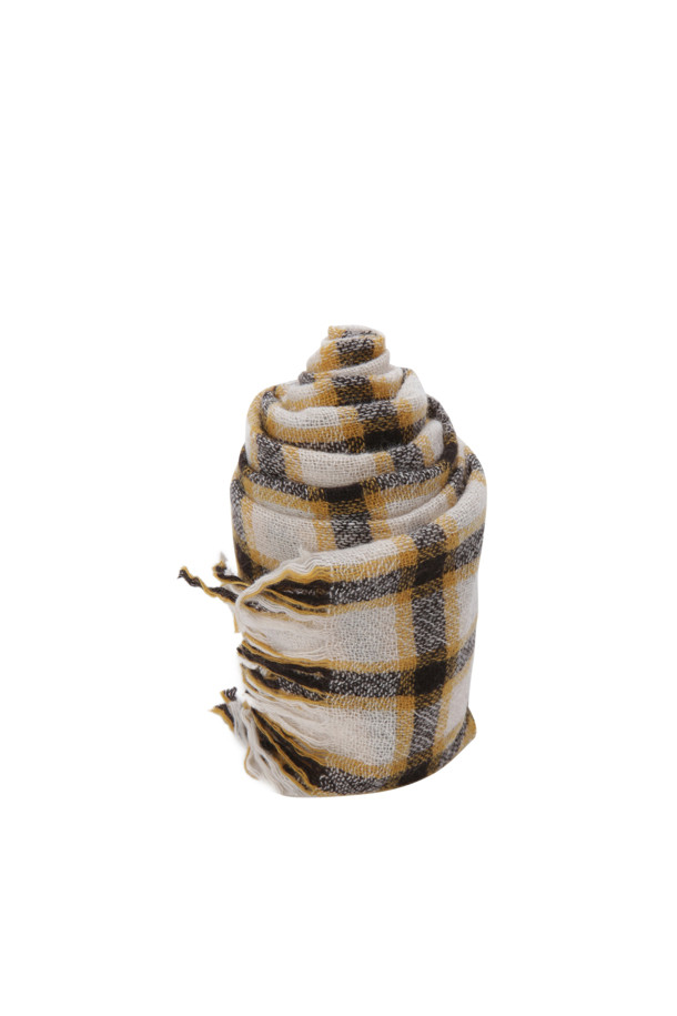 [series;] 옐로우 체크 울 머플러는 가을, 겨울 시즌을 위한 남성용 머플러입니다. 옐로우, 아이보리, 브라운 세 가지 색상으로, 체크 패턴과 부드러운 촉감의 울 소재가 특징입니다. 적당한 두께감과 와이드한 너비, 롱한 길이감으로 보온성을 높였으며, 프린지 디자인으로 포인트를 더했습니다. 겨울 데일리룩, 산책룩, 데이트룩 등 다양한 TPO에 맞춰 클래식, 미니멀, 캐주얼 스타일을 연출할 수 있으며, 머플러 연출법 페이퍼가 함께 제공됩니다.
