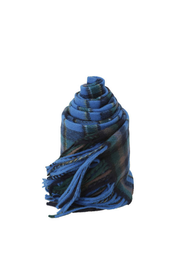 [series;] 블루 체크 울 머플러는 가을과 겨울, 쌀쌀한 날씨에 따뜻함과 스타일을 더해줄 머플러입니다. 부드러운 촉감의 울 소재로 제작되어 뛰어난 보온성을 자랑하며, 와이드한 사이즈로 넉넉하게 착용할 수 있습니다. 클래식, 미니멀, 캐주얼 등 다양한 스타일 연출이 가능하며, 체크 패턴과 프린지 장식이 은은한 포인트를 더합니다. 일상, 산책, 여행 등 다양한 TPO에 활용하여 따뜻하고 멋스러운 겨울 데일리룩을 완성해보세요. 블루 컬러가 세련된 분위기를 선사합니다.
