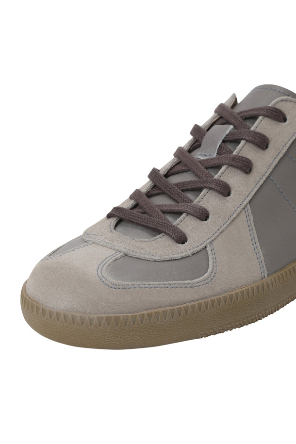 [series;] 톤온톤 믹스 스니커즈는 부드러운 소가죽과 스웨이드 소재를 사용하여 제작된 남성용 스니커즈입니다. 그레이 컬러의 무지 디자인으로, 캐주얼, 미니멀, 클래식 스타일 모두 소화 가능합니다. 발등 웨빙 스트랩으로 실루엣을 조절하여 편안한 착용감을 제공하며, 유연한 터치감과 미끄럼 방지 솔기 창이 특징입니다. 데이트룩, 쇼핑룩 등 다양한 TPO에 매치하여 스타일리시함을 연출할 수 있습니다. 사계절 내내 활용하기 좋은 아이템입니다.
