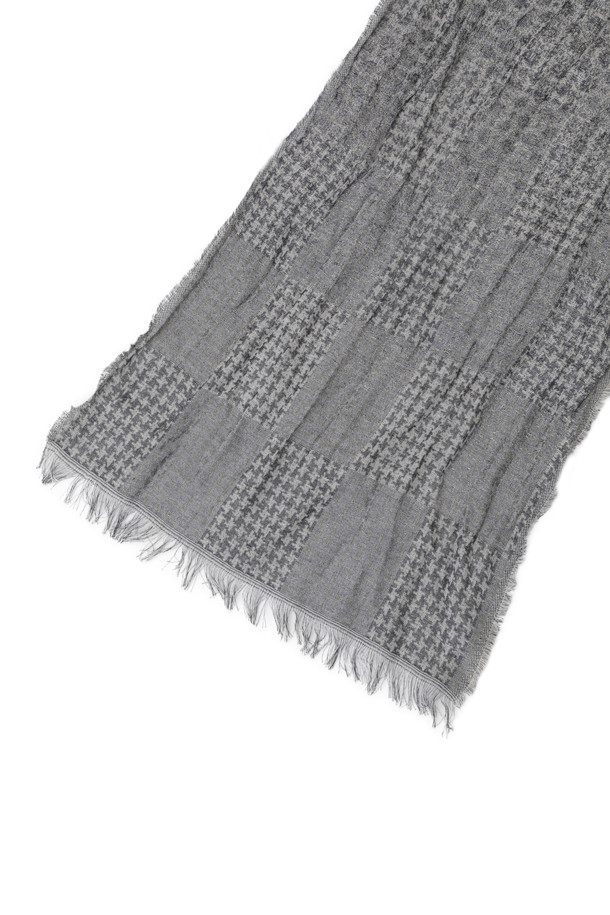 [series;] 나염 프린지 머플러는 레이온과 면 혼방 소재로 제작되어 가볍고 부드러운 촉감을 선사합니다. 가을, 겨울 시즌에 어울리는 이 머플러는 다양한 나염 디자인 믹스와 프린지 장식으로 클래식한 스타일을 연출합니다. 가을 나들이룩이나 겨울 데일리룩에 매치하여 멋스러운 포인트를 줄 수 있으며, 미니멀, 캐주얼 룩에도 잘 어울립니다. 제품과 함께 제공되는 연출법 페이퍼를 참고하여 더욱 다채로운 스타일링을 시도해 보세요.
