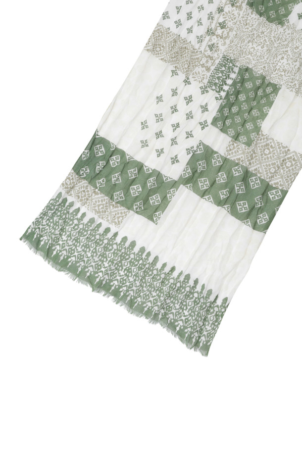 [series;] 중기장 패턴 머플러는 그린, 화이트 두 가지 색상으로 출시된 공용 머플러입니다. 레이온 소재로 제작되어 가볍고 부드러운 촉감을 자랑하며, 얇은 두께감으로 봄, 여름 시즌에 시원하게 착용할 수 있습니다. 패턴 디자인과 프린지 장식이 더해져 캐주얼, 미니멀, 리조트 스타일 모두 소화 가능하며, 동네 마실룩, 카페룩, 여행룩 등 다양한 TPO에 활용하기 좋습니다. 함께 제공되는 연출법 페이퍼를 참고하여 자신만의 스타일을 완성해보세요.
