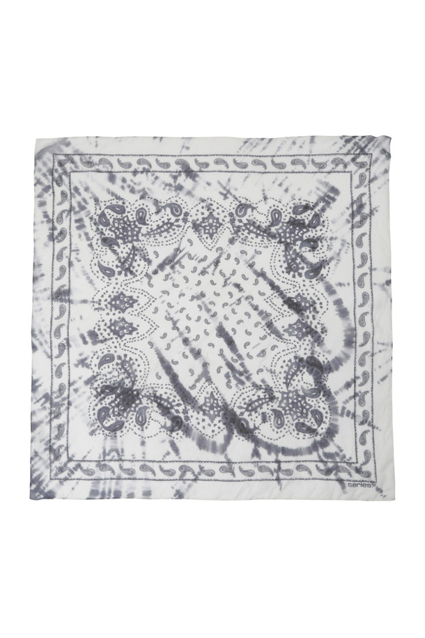 [series;] 쁘띠 패턴 머플러는 클래식하고 미니멀한 스타일을 추구하는 남성을 위한 패션 소품입니다. 가볍고 부드러운 레이온 소재로 제작되어 편안한 착용감을 선사하며, 쁘띠 기장과 정사각형 라인이 세련된 분위기를 더합니다. 은은한 홀치기 패턴이 돋보이며, 다양한 연출이 가능한 머플러 연출법 페이퍼가 함께 제공됩니다. 일상에서 포인트 아이템으로 활용하여 클래식한 무드를 연출해보세요.
