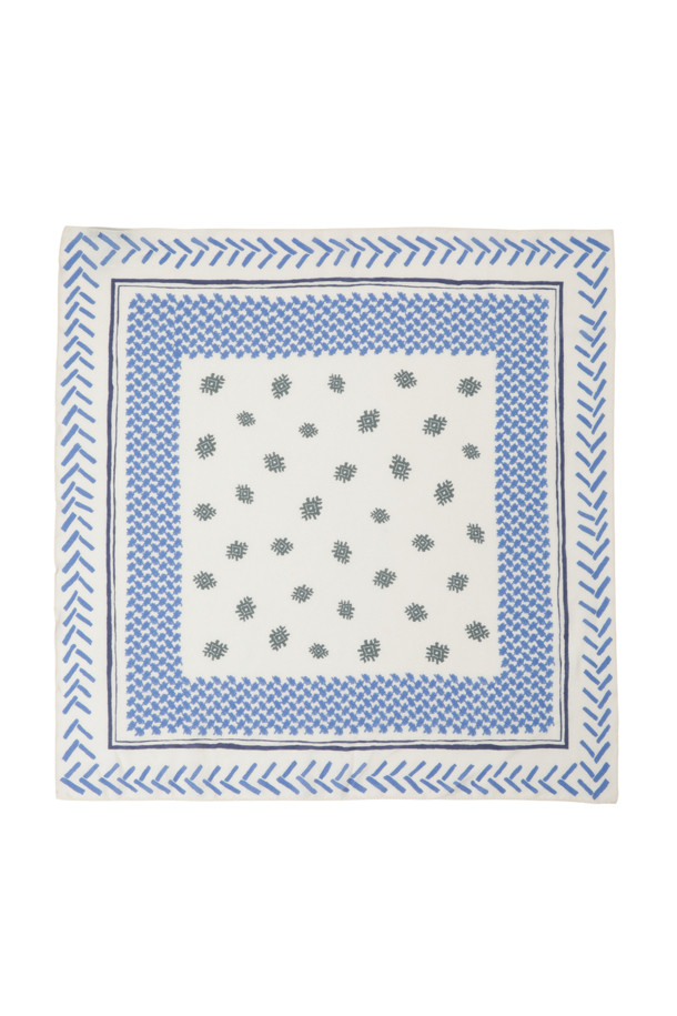 [series;] 요르단 패턴 아이보리 머플러는 부드러운 레이온 소재로 제작되어 실키한 촉감과 가벼운 착용감을 선사합니다. 아이보리 색상에 요르단 패턴이 더해져 미니멀, 클래식, 캐주얼 스타일 모두에 포인트 연출이 가능합니다. 얇은 두께로 제작되어 봄, 가을 간절기나 쌀쌀한 날씨에 카페룩, 산책룩 등 다양한 TPO에 활용하기 좋습니다. 스퀘어 디자인으로 다양한 스타일링을 연출할 수 있으며, 부드러운 촉감으로 편안하게 착용할 수 있습니다.
