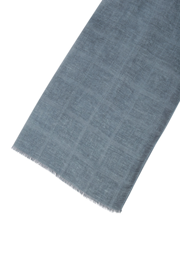 [series;] 워싱 블루 머플러는 가을, 겨울철에 활용하기 좋은 공용 머플러입니다. 부드러운 촉감과 얇은 두께로 편안하게 착용 가능하며, 워싱 가공으로 자연스러운 멋을 더했습니다. 체크 패턴과 프린지 디자인이 클래식, 미니멀, 캐주얼 스타일 모두에 잘 어울립니다. 가을 나들이룩이나 겨울 데일리룩에 포인트 아이템으로 활용하여 스타일리시함을 더해보세요. 롱, 와이드 사이즈로 다양한 연출이 가능하며, 스타일링 가이드도 함께 제공됩니다.
