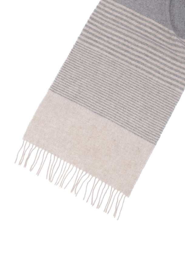 [series;] 믹스 스트라이프 울 머플러는 다양한 컬러감의 멀티 스트라이프 디자인으로 제작되었습니다. 울 혼방 소재로 부드러운 촉감을 선사하며, 가을, 겨울 시즌 보온성을 높여줍니다. 적당한 너비와 긴 길이감으로 가을 나들이룩, 겨울 데일리룩, 산책룩 등 다양한 TPO에 활용하기 좋습니다. 클래식, 캐주얼, 미니멀 스타일 모두 소화 가능하며, 프린지 장식으로 포인트를 더했습니다.
