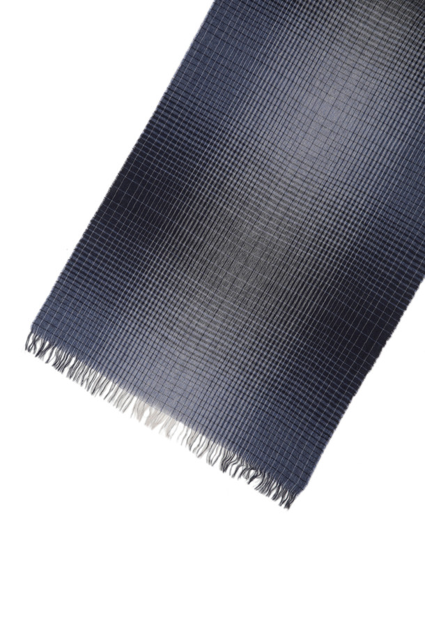 [series;] 블루 그라데이션 체크 머플러는 울과 레이온 혼방 소재로 제작되어 부드러운 촉감을 선사합니다. 블루 컬러를 바탕으로 체크 패턴과 그라데이션 디자인이 조화롭게 어우러져 세련된 느낌을 줍니다. 와이드한 너비와 롱한 길이감으로 다양한 스타일 연출이 가능하며, 프린지 장식이 포인트를 더합니다. 가을, 겨울철 데일리룩, 산책룩, 데이트룩 등 다양한 TPO에 활용하기 좋으며, 클래식, 미니멀, 캐주얼 스타일 모두 소화 가능합니다. 동봉된 연출법 페이퍼를 참고하여 나만의 개성을 표현해보세요.
