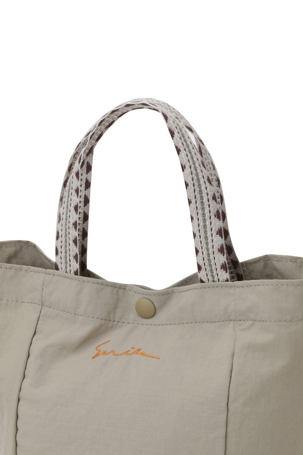 [series;] 요르단 스트랩 포인트 미니백은 가볍고 실용적인 남성용 미니백입니다. 립스탑 나일론 소재로 제작되어 내구성이 뛰어나며, 크로스백과 토트백으로 활용 가능한 스트랩이 특징입니다. 간편한 스냅 잠금 방식과 자수 및 로고 디자인 장식으로 포인트를 더했습니다. 일상생활은 물론, 가벼운 여행 시 동네 마실룩, 여행룩 등 캐주얼, 미니멀, 시티보이 스타일로 연출하기 좋습니다.
