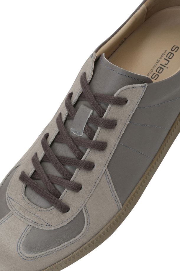 [series;] 톤온톤 믹스 스니커즈는 부드러운 소가죽과 스웨이드 소재를 사용하여 제작된 남성용 스니커즈입니다. 그레이 컬러의 무지 디자인으로, 캐주얼, 미니멀, 클래식 스타일 모두 소화 가능합니다. 발등 웨빙 스트랩으로 실루엣을 조절하여 편안한 착용감을 제공하며, 유연한 터치감과 미끄럼 방지 솔기 창이 특징입니다. 데이트룩, 쇼핑룩 등 다양한 TPO에 매치하여 스타일리시함을 연출할 수 있습니다. 사계절 내내 활용하기 좋은 아이템입니다.
