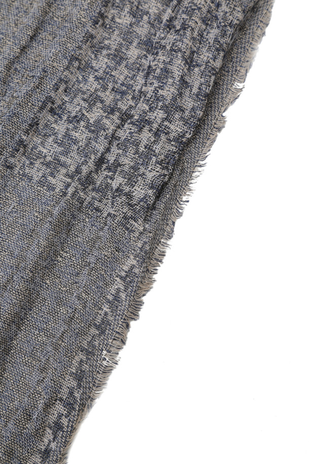 [series;] 나염 프린지 머플러는 레이온과 면 혼방 소재로 제작되어 가볍고 부드러운 촉감을 선사합니다. 가을, 겨울 시즌에 어울리는 이 머플러는 다양한 나염 디자인 믹스와 프린지 장식으로 클래식한 스타일을 연출합니다. 가을 나들이룩이나 겨울 데일리룩에 매치하여 멋스러운 포인트를 줄 수 있으며, 미니멀, 캐주얼 룩에도 잘 어울립니다. 제품과 함께 제공되는 연출법 페이퍼를 참고하여 더욱 다채로운 스타일링을 시도해 보세요.
