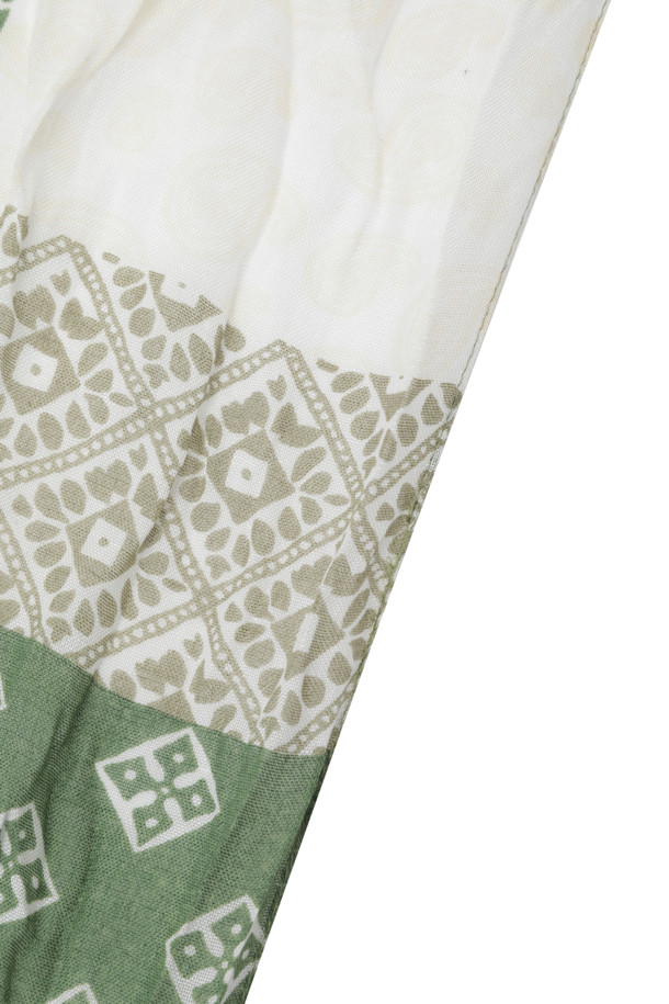 [series;] 중기장 패턴 머플러는 그린, 화이트 두 가지 색상으로 출시된 공용 머플러입니다. 레이온 소재로 제작되어 가볍고 부드러운 촉감을 자랑하며, 얇은 두께감으로 봄, 여름 시즌에 시원하게 착용할 수 있습니다. 패턴 디자인과 프린지 장식이 더해져 캐주얼, 미니멀, 리조트 스타일 모두 소화 가능하며, 동네 마실룩, 카페룩, 여행룩 등 다양한 TPO에 활용하기 좋습니다. 함께 제공되는 연출법 페이퍼를 참고하여 자신만의 스타일을 완성해보세요.
