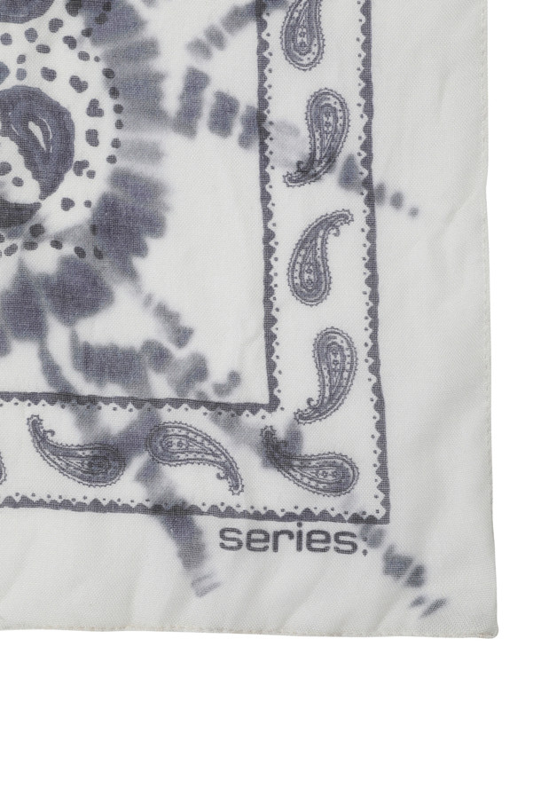 [series;] 쁘띠 패턴 머플러는 클래식하고 미니멀한 스타일을 추구하는 남성을 위한 패션 소품입니다. 가볍고 부드러운 레이온 소재로 제작되어 편안한 착용감을 선사하며, 쁘띠 기장과 정사각형 라인이 세련된 분위기를 더합니다. 은은한 홀치기 패턴이 돋보이며, 다양한 연출이 가능한 머플러 연출법 페이퍼가 함께 제공됩니다. 일상에서 포인트 아이템으로 활용하여 클래식한 무드를 연출해보세요.
