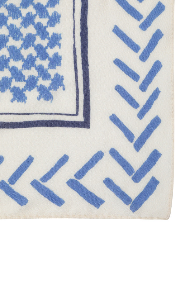 [series;] 요르단 패턴 아이보리 머플러는 부드러운 레이온 소재로 제작되어 실키한 촉감과 가벼운 착용감을 선사합니다. 아이보리 색상에 요르단 패턴이 더해져 미니멀, 클래식, 캐주얼 스타일 모두에 포인트 연출이 가능합니다. 얇은 두께로 제작되어 봄, 가을 간절기나 쌀쌀한 날씨에 카페룩, 산책룩 등 다양한 TPO에 활용하기 좋습니다. 스퀘어 디자인으로 다양한 스타일링을 연출할 수 있으며, 부드러운 촉감으로 편안하게 착용할 수 있습니다.
