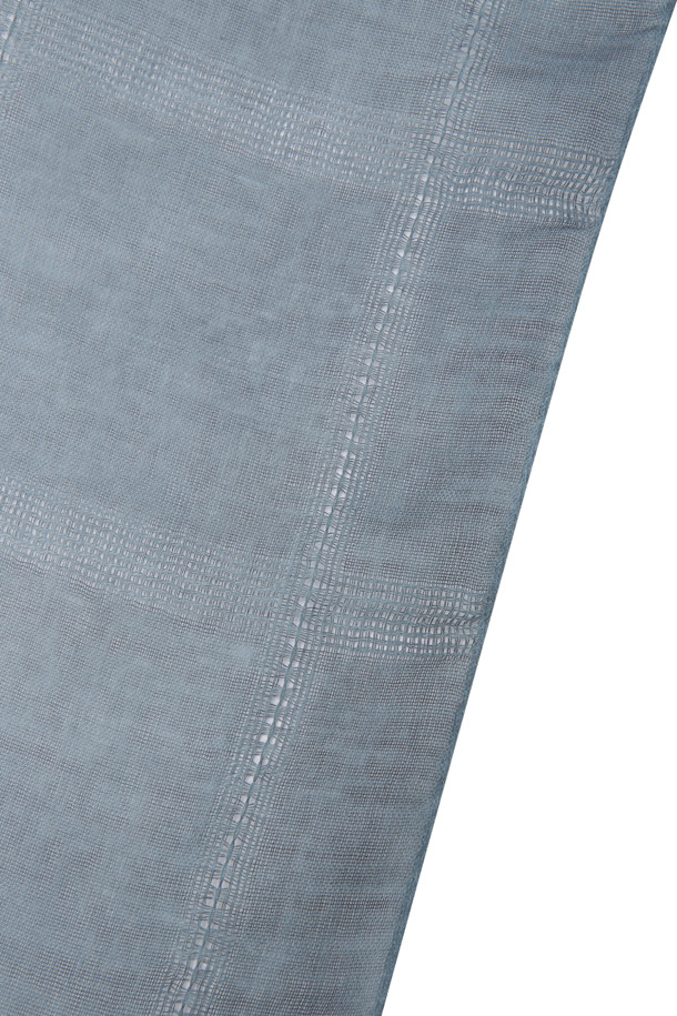 [series;] 워싱 블루 머플러는 가을, 겨울철에 활용하기 좋은 공용 머플러입니다. 부드러운 촉감과 얇은 두께로 편안하게 착용 가능하며, 워싱 가공으로 자연스러운 멋을 더했습니다. 체크 패턴과 프린지 디자인이 클래식, 미니멀, 캐주얼 스타일 모두에 잘 어울립니다. 가을 나들이룩이나 겨울 데일리룩에 포인트 아이템으로 활용하여 스타일리시함을 더해보세요. 롱, 와이드 사이즈로 다양한 연출이 가능하며, 스타일링 가이드도 함께 제공됩니다.
