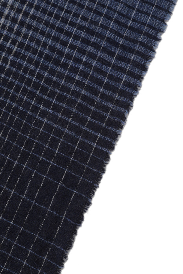 [series;] 블루 그라데이션 체크 머플러는 울과 레이온 혼방 소재로 제작되어 부드러운 촉감을 선사합니다. 블루 컬러를 바탕으로 체크 패턴과 그라데이션 디자인이 조화롭게 어우러져 세련된 느낌을 줍니다. 와이드한 너비와 롱한 길이감으로 다양한 스타일 연출이 가능하며, 프린지 장식이 포인트를 더합니다. 가을, 겨울철 데일리룩, 산책룩, 데이트룩 등 다양한 TPO에 활용하기 좋으며, 클래식, 미니멀, 캐주얼 스타일 모두 소화 가능합니다. 동봉된 연출법 페이퍼를 참고하여 나만의 개성을 표현해보세요.
