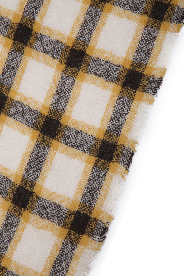 [series;] 옐로우 체크 울 머플러는 가을, 겨울 시즌을 위한 남성용 머플러입니다. 옐로우, 아이보리, 브라운 세 가지 색상으로, 체크 패턴과 부드러운 촉감의 울 소재가 특징입니다. 적당한 두께감과 와이드한 너비, 롱한 길이감으로 보온성을 높였으며, 프린지 디자인으로 포인트를 더했습니다. 겨울 데일리룩, 산책룩, 데이트룩 등 다양한 TPO에 맞춰 클래식, 미니멀, 캐주얼 스타일을 연출할 수 있으며, 머플러 연출법 페이퍼가 함께 제공됩니다.
