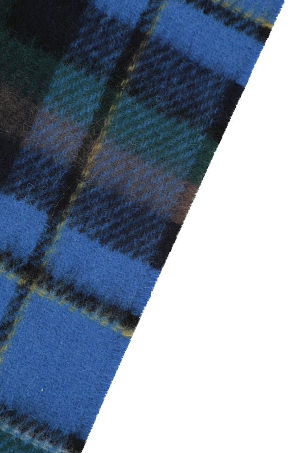 [series;] 블루 체크 울 머플러는 가을과 겨울, 쌀쌀한 날씨에 따뜻함과 스타일을 더해줄 머플러입니다. 부드러운 촉감의 울 소재로 제작되어 뛰어난 보온성을 자랑하며, 와이드한 사이즈로 넉넉하게 착용할 수 있습니다. 클래식, 미니멀, 캐주얼 등 다양한 스타일 연출이 가능하며, 체크 패턴과 프린지 장식이 은은한 포인트를 더합니다. 일상, 산책, 여행 등 다양한 TPO에 활용하여 따뜻하고 멋스러운 겨울 데일리룩을 완성해보세요. 블루 컬러가 세련된 분위기를 선사합니다.
