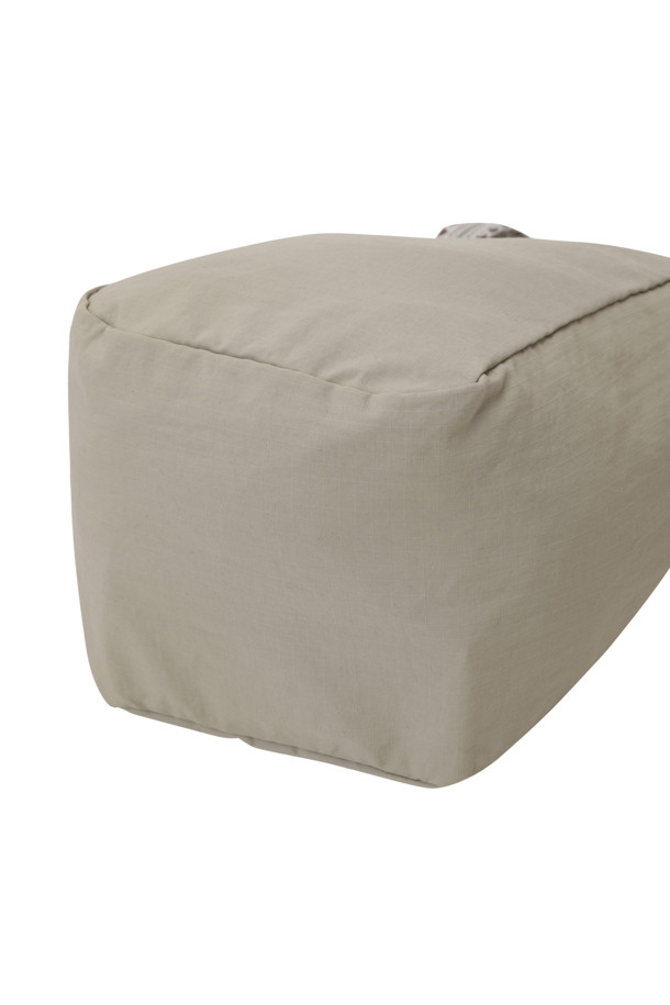 [series;] 요르단 스트랩 포인트 미니백은 가볍고 실용적인 남성용 미니백입니다. 립스탑 나일론 소재로 제작되어 내구성이 뛰어나며, 크로스백과 토트백으로 활용 가능한 스트랩이 특징입니다. 간편한 스냅 잠금 방식과 자수 및 로고 디자인 장식으로 포인트를 더했습니다. 일상생활은 물론, 가벼운 여행 시 동네 마실룩, 여행룩 등 캐주얼, 미니멀, 시티보이 스타일로 연출하기 좋습니다.
