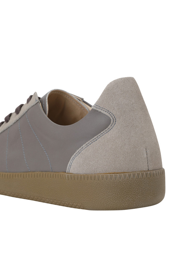 [series;] 톤온톤 믹스 스니커즈는 부드러운 소가죽과 스웨이드 소재를 사용하여 제작된 남성용 스니커즈입니다. 그레이 컬러의 무지 디자인으로, 캐주얼, 미니멀, 클래식 스타일 모두 소화 가능합니다. 발등 웨빙 스트랩으로 실루엣을 조절하여 편안한 착용감을 제공하며, 유연한 터치감과 미끄럼 방지 솔기 창이 특징입니다. 데이트룩, 쇼핑룩 등 다양한 TPO에 매치하여 스타일리시함을 연출할 수 있습니다. 사계절 내내 활용하기 좋은 아이템입니다.
