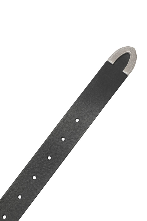 [series;] 비조 포인트 가죽 벨트는 부드러운 소가죽 소재의 블랙 컬러 벨트입니다. 웨스턴 스타일의 디자인으로, 비조 장식과 팁 디테일이 특징입니다. 버클 여밈 방식으로 일상에서 편안하게 착용할 수 있으며, 통가죽 소재로 제작되어 유연한 착용감을 선사합니다. 클래식, 미니멀, 워크웨어 스타일을 즐겨 입는 분들께 추천합니다.
