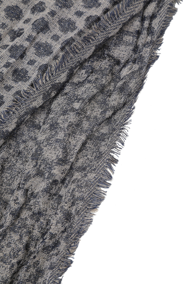 [series;] 나염 프린지 머플러는 레이온과 면 혼방 소재로 제작되어 가볍고 부드러운 촉감을 선사합니다. 가을, 겨울 시즌에 어울리는 이 머플러는 다양한 나염 디자인 믹스와 프린지 장식으로 클래식한 스타일을 연출합니다. 가을 나들이룩이나 겨울 데일리룩에 매치하여 멋스러운 포인트를 줄 수 있으며, 미니멀, 캐주얼 룩에도 잘 어울립니다. 제품과 함께 제공되는 연출법 페이퍼를 참고하여 더욱 다채로운 스타일링을 시도해 보세요.
