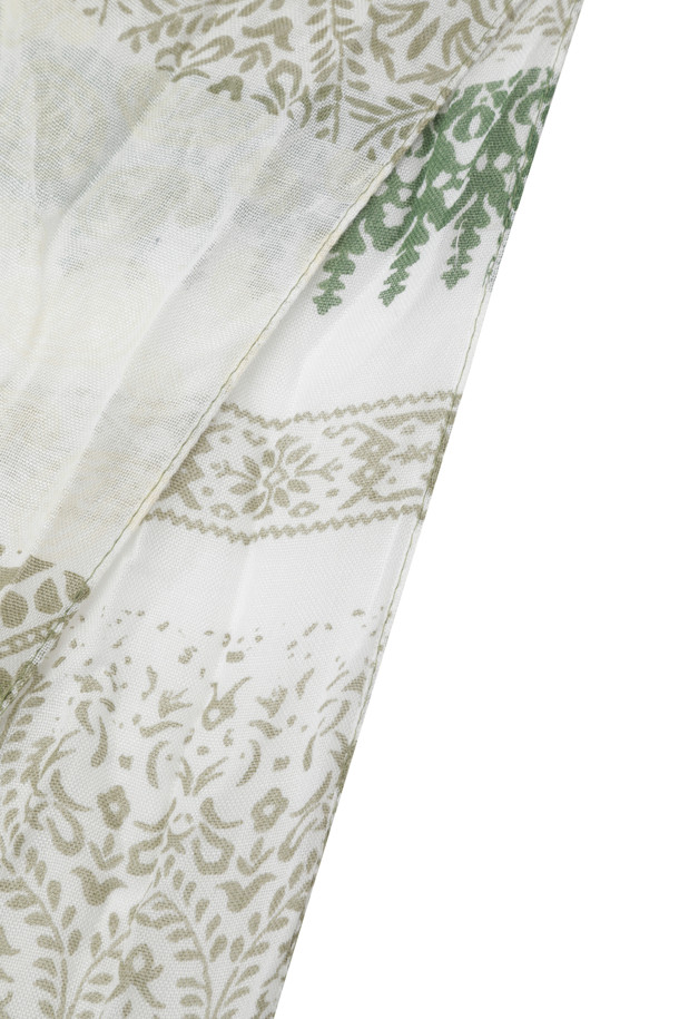 [series;] 중기장 패턴 머플러는 그린, 화이트 두 가지 색상으로 출시된 공용 머플러입니다. 레이온 소재로 제작되어 가볍고 부드러운 촉감을 자랑하며, 얇은 두께감으로 봄, 여름 시즌에 시원하게 착용할 수 있습니다. 패턴 디자인과 프린지 장식이 더해져 캐주얼, 미니멀, 리조트 스타일 모두 소화 가능하며, 동네 마실룩, 카페룩, 여행룩 등 다양한 TPO에 활용하기 좋습니다. 함께 제공되는 연출법 페이퍼를 참고하여 자신만의 스타일을 완성해보세요.
