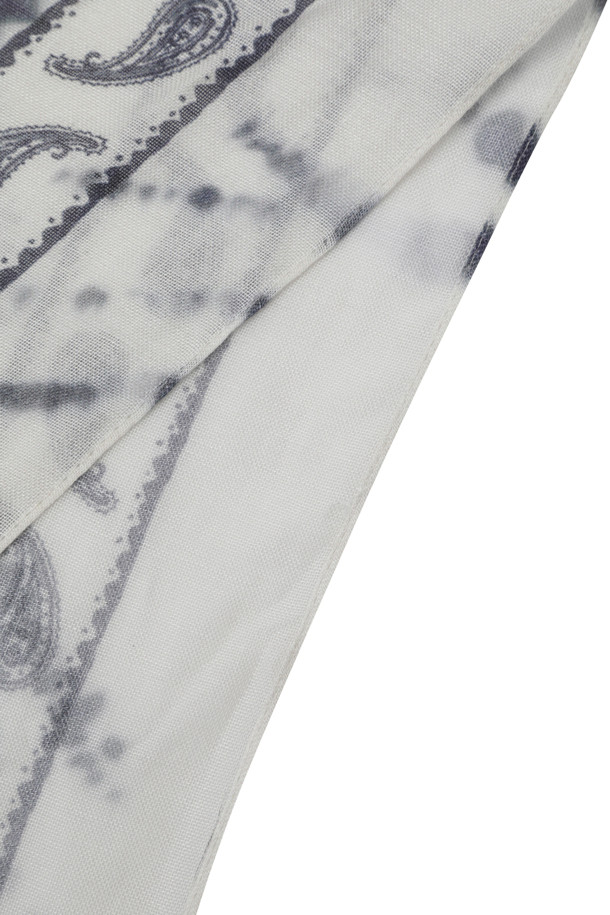 [series;] 쁘띠 패턴 머플러는 클래식하고 미니멀한 스타일을 추구하는 남성을 위한 패션 소품입니다. 가볍고 부드러운 레이온 소재로 제작되어 편안한 착용감을 선사하며, 쁘띠 기장과 정사각형 라인이 세련된 분위기를 더합니다. 은은한 홀치기 패턴이 돋보이며, 다양한 연출이 가능한 머플러 연출법 페이퍼가 함께 제공됩니다. 일상에서 포인트 아이템으로 활용하여 클래식한 무드를 연출해보세요.
