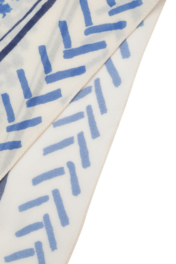 [series;] 요르단 패턴 아이보리 머플러는 부드러운 레이온 소재로 제작되어 실키한 촉감과 가벼운 착용감을 선사합니다. 아이보리 색상에 요르단 패턴이 더해져 미니멀, 클래식, 캐주얼 스타일 모두에 포인트 연출이 가능합니다. 얇은 두께로 제작되어 봄, 가을 간절기나 쌀쌀한 날씨에 카페룩, 산책룩 등 다양한 TPO에 활용하기 좋습니다. 스퀘어 디자인으로 다양한 스타일링을 연출할 수 있으며, 부드러운 촉감으로 편안하게 착용할 수 있습니다.
