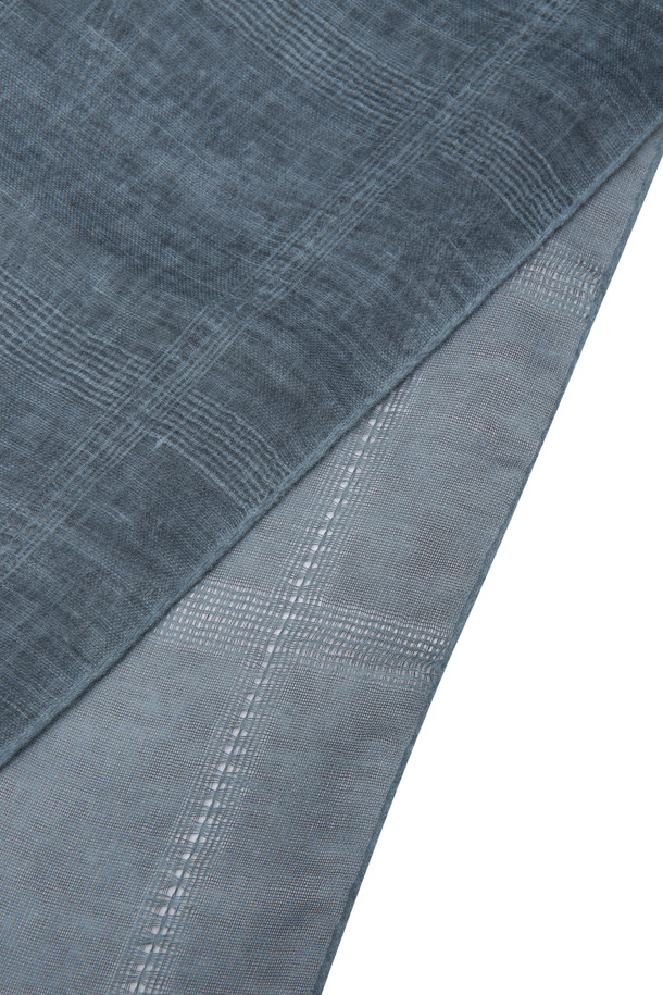 [series;] 워싱 블루 머플러는 가을, 겨울철에 활용하기 좋은 공용 머플러입니다. 부드러운 촉감과 얇은 두께로 편안하게 착용 가능하며, 워싱 가공으로 자연스러운 멋을 더했습니다. 체크 패턴과 프린지 디자인이 클래식, 미니멀, 캐주얼 스타일 모두에 잘 어울립니다. 가을 나들이룩이나 겨울 데일리룩에 포인트 아이템으로 활용하여 스타일리시함을 더해보세요. 롱, 와이드 사이즈로 다양한 연출이 가능하며, 스타일링 가이드도 함께 제공됩니다.
