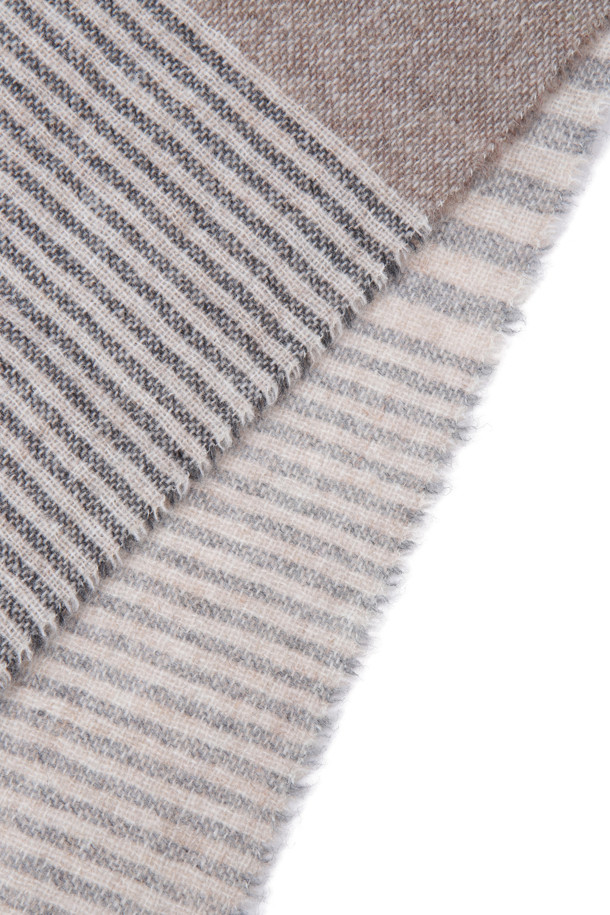 [series;] 믹스 스트라이프 울 머플러는 다양한 컬러감의 멀티 스트라이프 디자인으로 제작되었습니다. 울 혼방 소재로 부드러운 촉감을 선사하며, 가을, 겨울 시즌 보온성을 높여줍니다. 적당한 너비와 긴 길이감으로 가을 나들이룩, 겨울 데일리룩, 산책룩 등 다양한 TPO에 활용하기 좋습니다. 클래식, 캐주얼, 미니멀 스타일 모두 소화 가능하며, 프린지 장식으로 포인트를 더했습니다.
