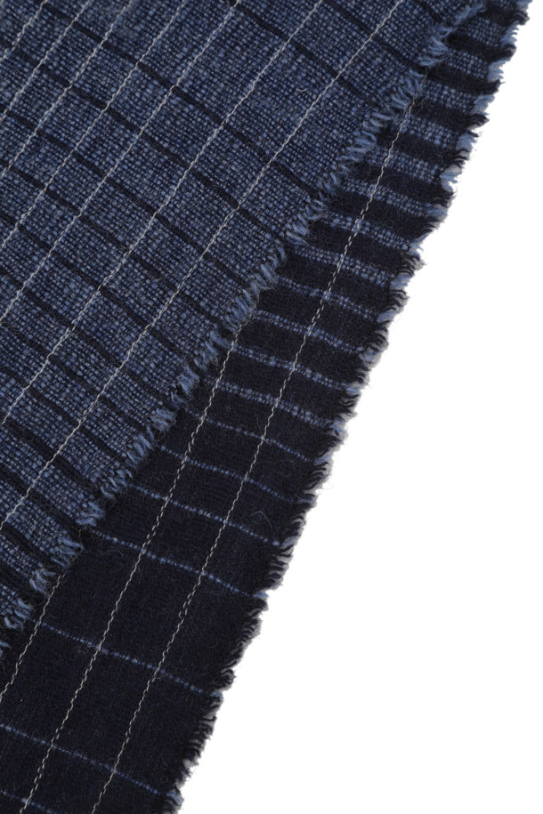 [series;] 블루 그라데이션 체크 머플러는 울과 레이온 혼방 소재로 제작되어 부드러운 촉감을 선사합니다. 블루 컬러를 바탕으로 체크 패턴과 그라데이션 디자인이 조화롭게 어우러져 세련된 느낌을 줍니다. 와이드한 너비와 롱한 길이감으로 다양한 스타일 연출이 가능하며, 프린지 장식이 포인트를 더합니다. 가을, 겨울철 데일리룩, 산책룩, 데이트룩 등 다양한 TPO에 활용하기 좋으며, 클래식, 미니멀, 캐주얼 스타일 모두 소화 가능합니다. 동봉된 연출법 페이퍼를 참고하여 나만의 개성을 표현해보세요.
