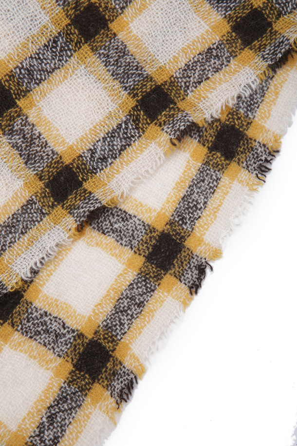 [series;] 옐로우 체크 울 머플러는 가을, 겨울 시즌을 위한 남성용 머플러입니다. 옐로우, 아이보리, 브라운 세 가지 색상으로, 체크 패턴과 부드러운 촉감의 울 소재가 특징입니다. 적당한 두께감과 와이드한 너비, 롱한 길이감으로 보온성을 높였으며, 프린지 디자인으로 포인트를 더했습니다. 겨울 데일리룩, 산책룩, 데이트룩 등 다양한 TPO에 맞춰 클래식, 미니멀, 캐주얼 스타일을 연출할 수 있으며, 머플러 연출법 페이퍼가 함께 제공됩니다.
