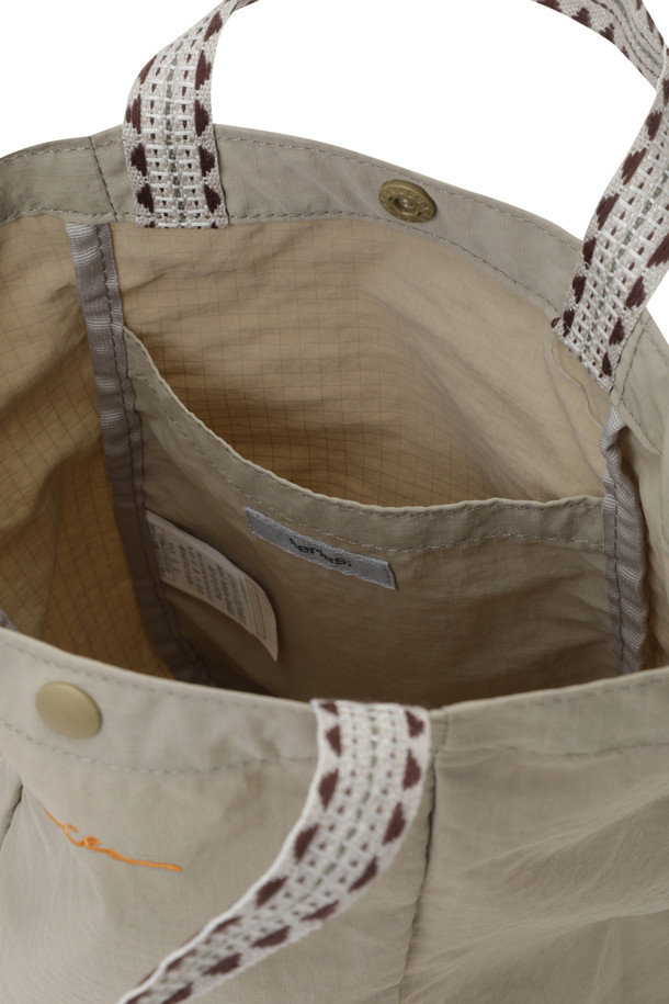 [series;] 요르단 스트랩 포인트 미니백은 가볍고 실용적인 남성용 미니백입니다. 립스탑 나일론 소재로 제작되어 내구성이 뛰어나며, 크로스백과 토트백으로 활용 가능한 스트랩이 특징입니다. 간편한 스냅 잠금 방식과 자수 및 로고 디자인 장식으로 포인트를 더했습니다. 일상생활은 물론, 가벼운 여행 시 동네 마실룩, 여행룩 등 캐주얼, 미니멀, 시티보이 스타일로 연출하기 좋습니다.
