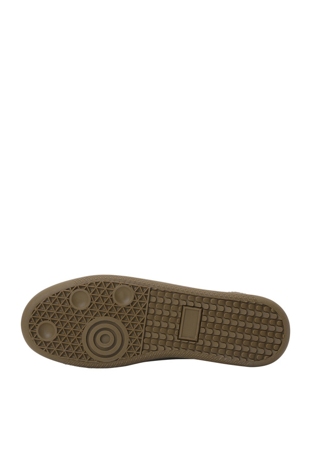 [series;] 톤온톤 믹스 스니커즈는 부드러운 소가죽과 스웨이드 소재를 사용하여 제작된 남성용 스니커즈입니다. 그레이 컬러의 무지 디자인으로, 캐주얼, 미니멀, 클래식 스타일 모두 소화 가능합니다. 발등 웨빙 스트랩으로 실루엣을 조절하여 편안한 착용감을 제공하며, 유연한 터치감과 미끄럼 방지 솔기 창이 특징입니다. 데이트룩, 쇼핑룩 등 다양한 TPO에 매치하여 스타일리시함을 연출할 수 있습니다. 사계절 내내 활용하기 좋은 아이템입니다.
