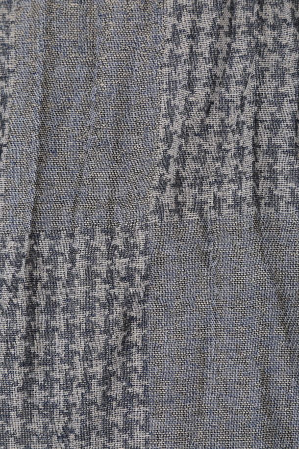 [series;] 나염 프린지 머플러는 레이온과 면 혼방 소재로 제작되어 가볍고 부드러운 촉감을 선사합니다. 가을, 겨울 시즌에 어울리는 이 머플러는 다양한 나염 디자인 믹스와 프린지 장식으로 클래식한 스타일을 연출합니다. 가을 나들이룩이나 겨울 데일리룩에 매치하여 멋스러운 포인트를 줄 수 있으며, 미니멀, 캐주얼 룩에도 잘 어울립니다. 제품과 함께 제공되는 연출법 페이퍼를 참고하여 더욱 다채로운 스타일링을 시도해 보세요.
