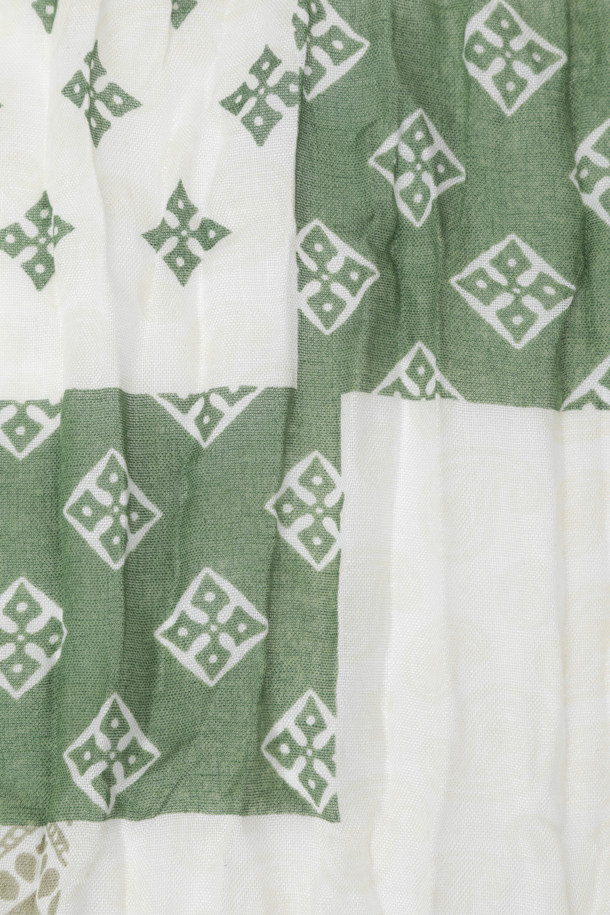 [series;] 중기장 패턴 머플러는 그린, 화이트 두 가지 색상으로 출시된 공용 머플러입니다. 레이온 소재로 제작되어 가볍고 부드러운 촉감을 자랑하며, 얇은 두께감으로 봄, 여름 시즌에 시원하게 착용할 수 있습니다. 패턴 디자인과 프린지 장식이 더해져 캐주얼, 미니멀, 리조트 스타일 모두 소화 가능하며, 동네 마실룩, 카페룩, 여행룩 등 다양한 TPO에 활용하기 좋습니다. 함께 제공되는 연출법 페이퍼를 참고하여 자신만의 스타일을 완성해보세요.
